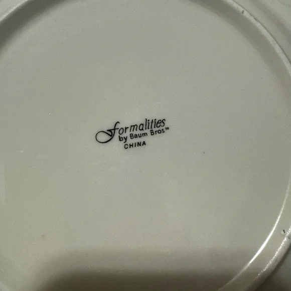 Holiday Holly Pattern Plate - Picture 4 of 4